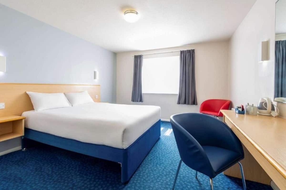 desk, laptop workspace, iron/ironing board, free wifi