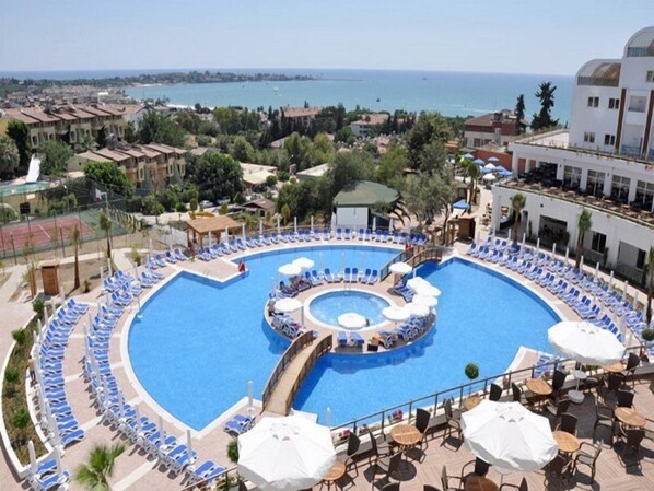 Una piscina cubierta, una piscina al aire libre