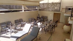 季節性室外泳池；躺椅