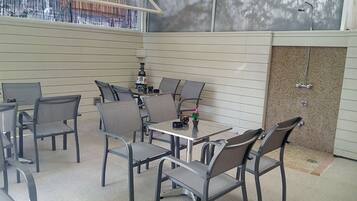 Piscine extérieure (ouverte en saison), chaises longues