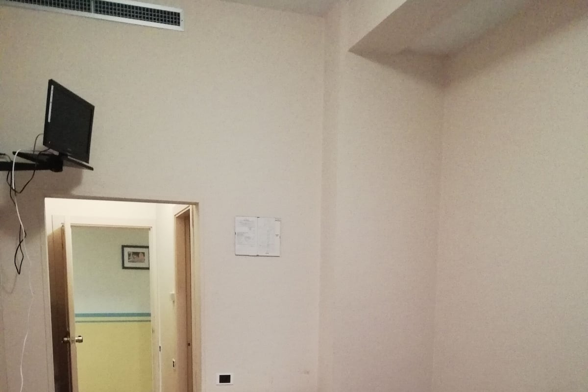 Caja de seguridad en la habitación, escritorio, cunas y wifi gratis