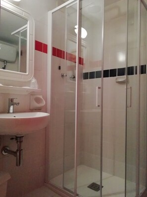 Quadruple Room | Bathroom