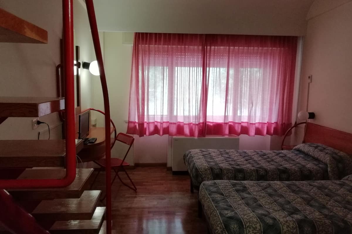 Caja de seguridad en la habitación, escritorio, cunas y wifi gratis