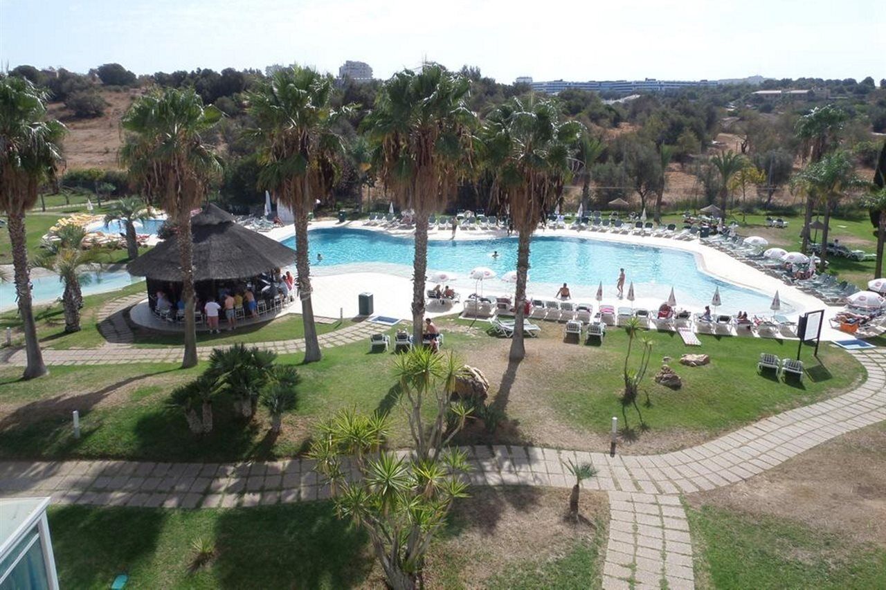 Een binnenzwembad en een buitenzwembad