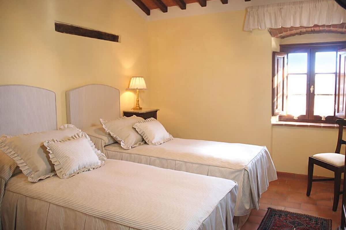 Casa | Roupas de cama premium, frigobar, berços grátis, Wi-Fi de cortesia