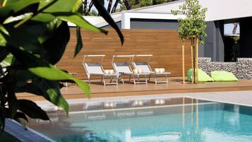 Alberca al aire libre por temporada y sombrillas en la alberca