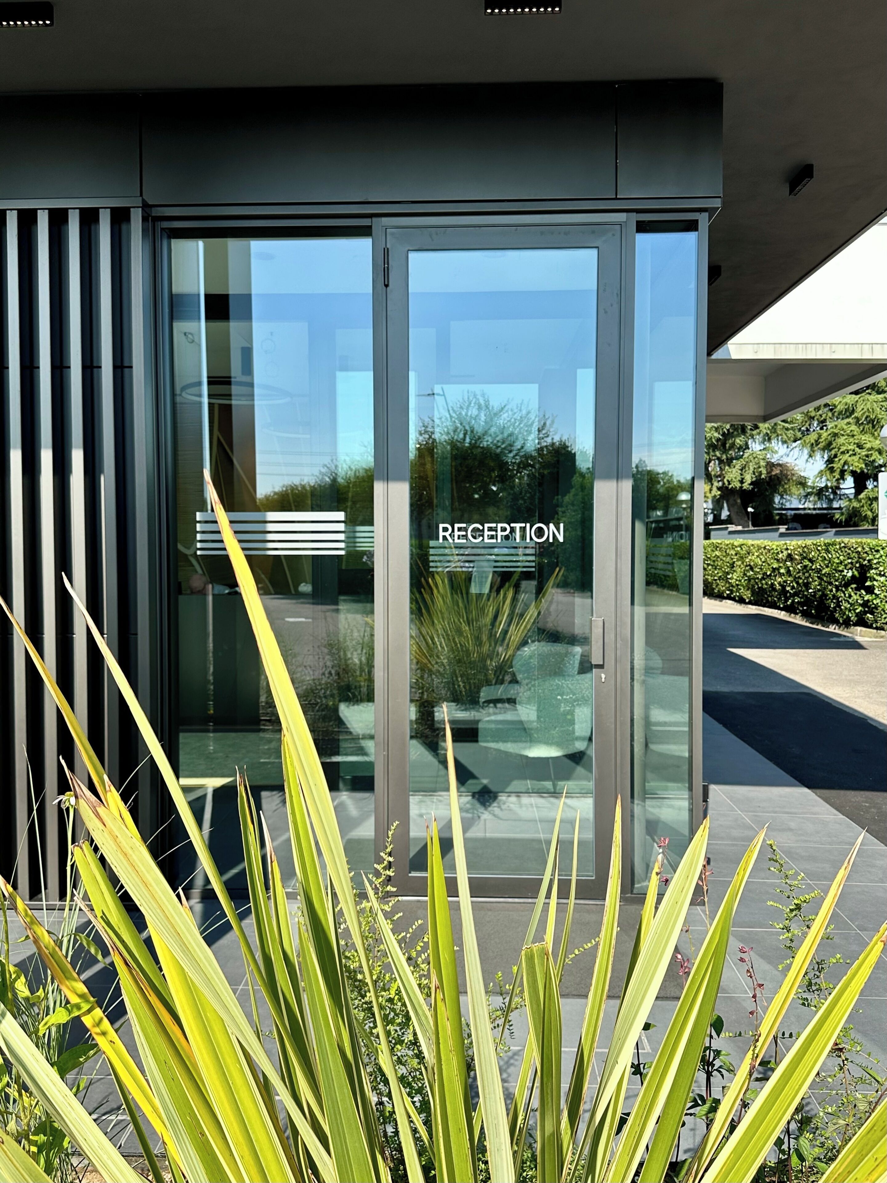 ฝ่ายต้อนรับ