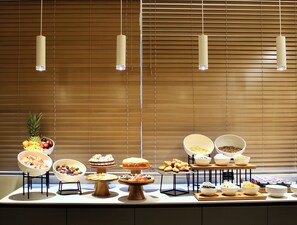 Daily buffet breakfast for a fee - Hotel Mealba Suite & Pool (Saronno)