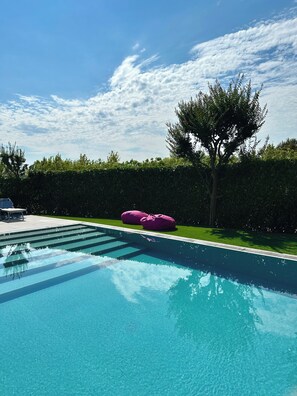 Seasonal outdoor pool, pool umbrellas, sun loungers - Hotel Mealba Suite & Pool (Saronno)