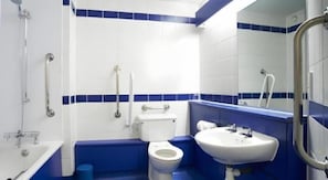 Bathroom - Travelodge Perth Broxden Junction (Perth)