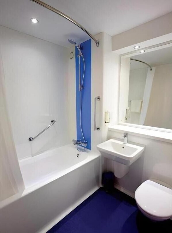 Bathroom - Travelodge Perth Broxden Junction (Perth)