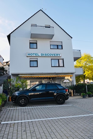 A two-story building with a sign reading 'HOTEL DISCOVERY' above the entrance. - Hotel Discovery (Stuttgart)