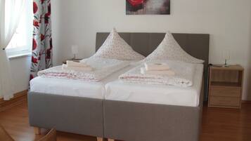 Doppelzimmer | BĂŒgeleisen/BĂŒgelbrett, kostenloses WLAN, BettwĂ€sche