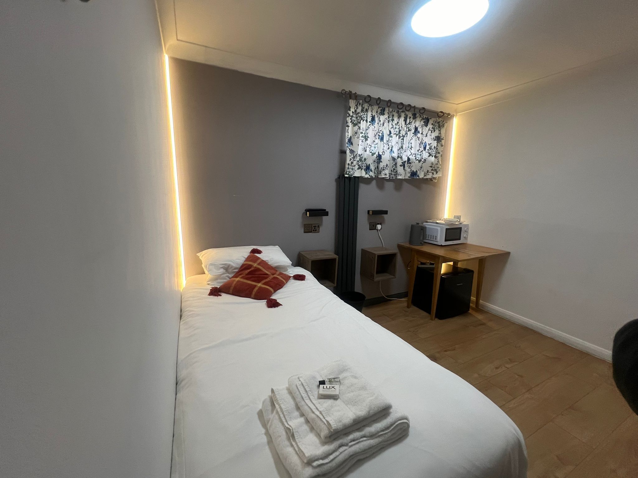 Habitación individual estándar, 1 cama individual, para no fumadores | Sábanas de algodón egipcio, ropa de cama de alta calidad y escritorio 