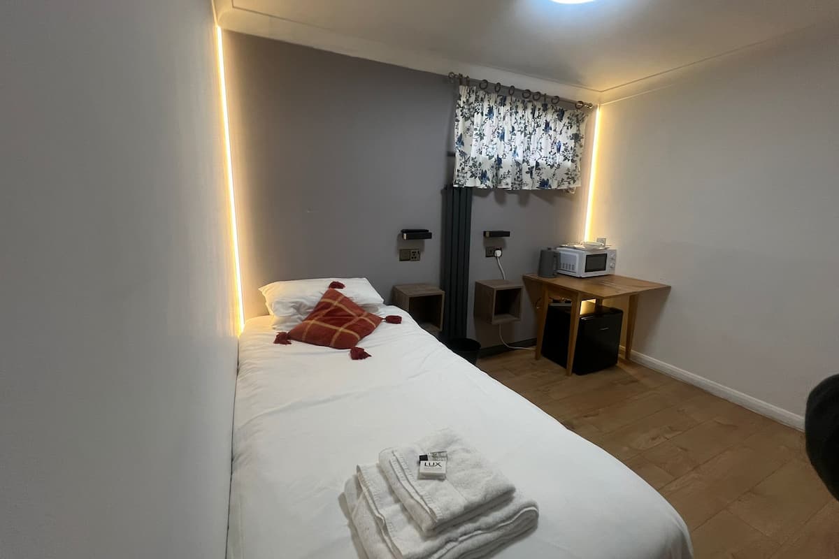 Single room With Shared Bathroom