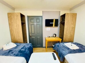 Comfort Twin kamer | Lakens van Egyptisch katoen, luxe beddengoed, een bureau