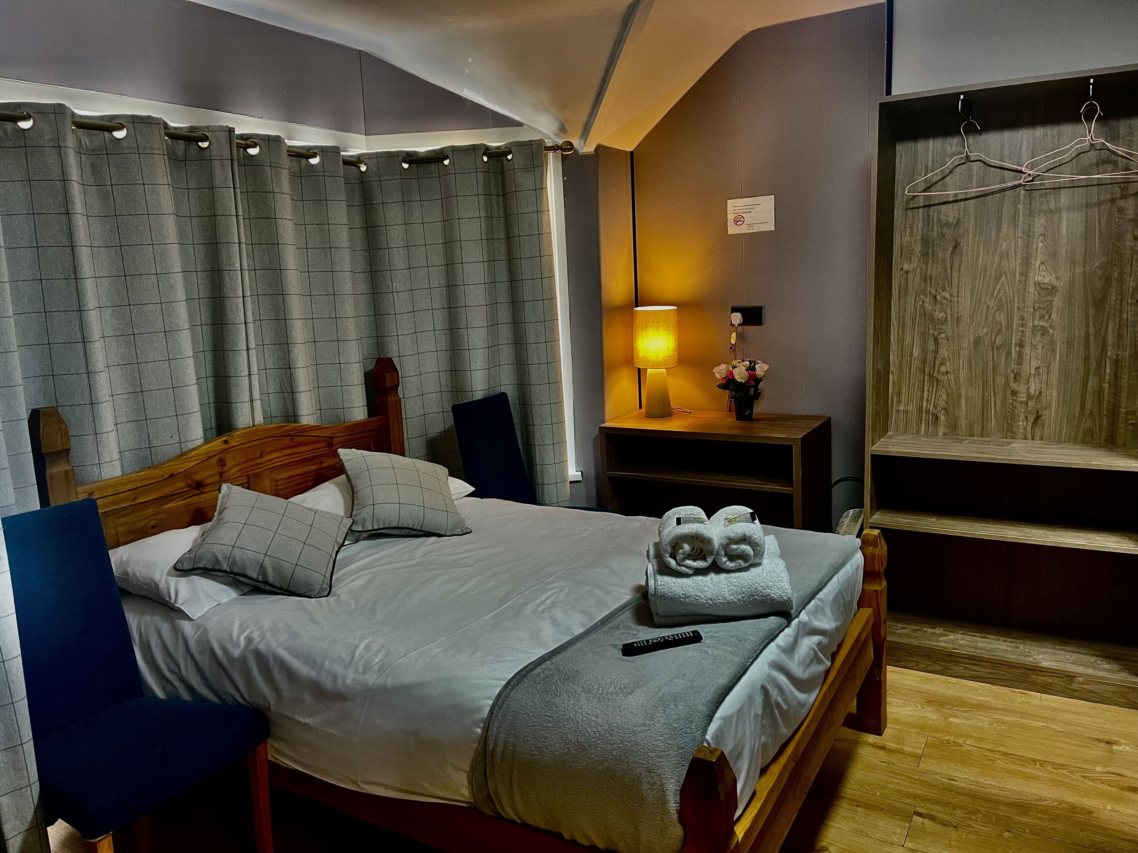 Habitación doble estándar, 1 cama matrimonial | Sábanas de algodón egipcio, ropa de cama de alta calidad y escritorio 