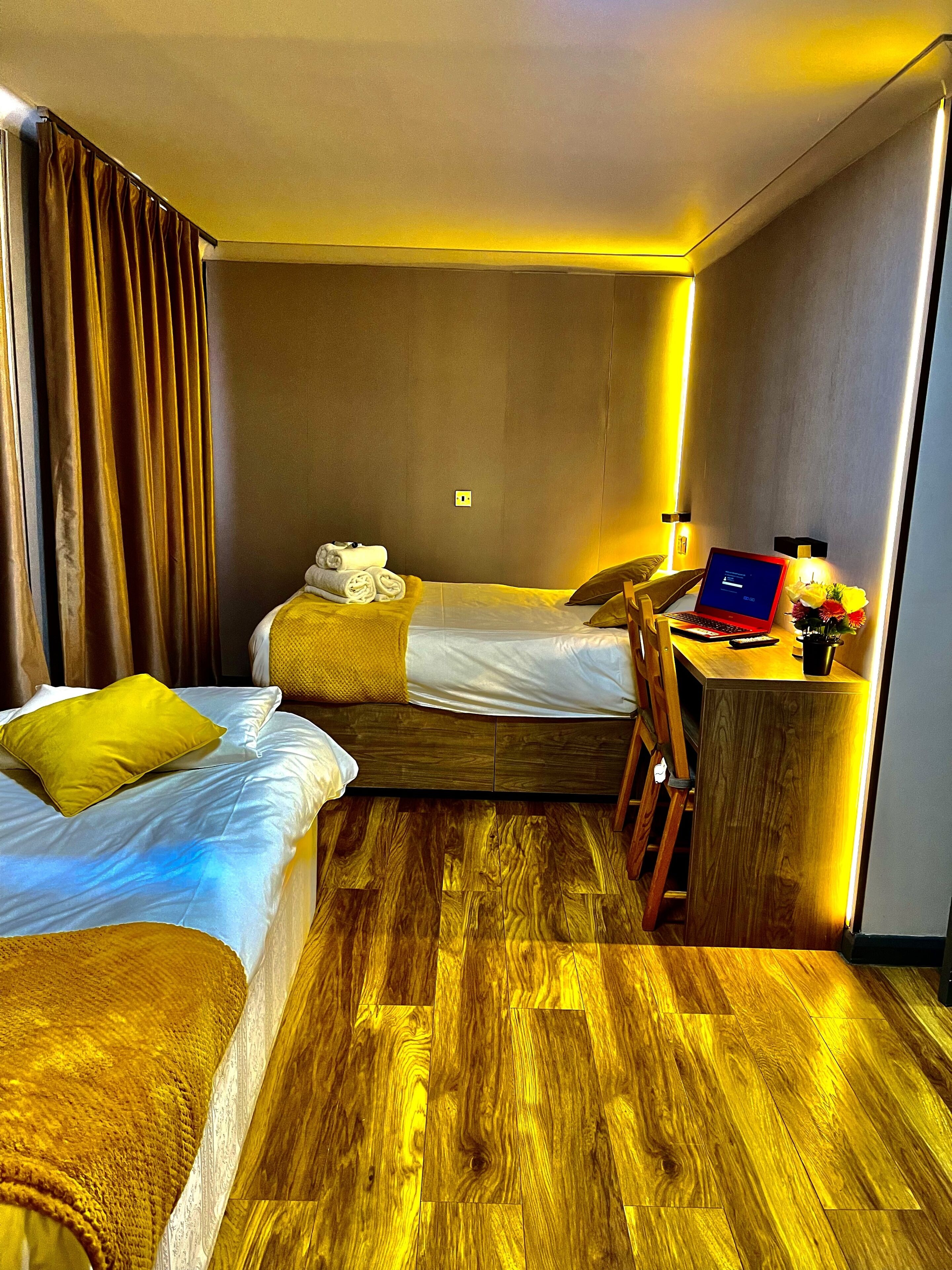 Familiekamer, Meerdere bedden, uitzicht op tuin | Lakens van Egyptisch katoen, luxe beddengoed, een bureau