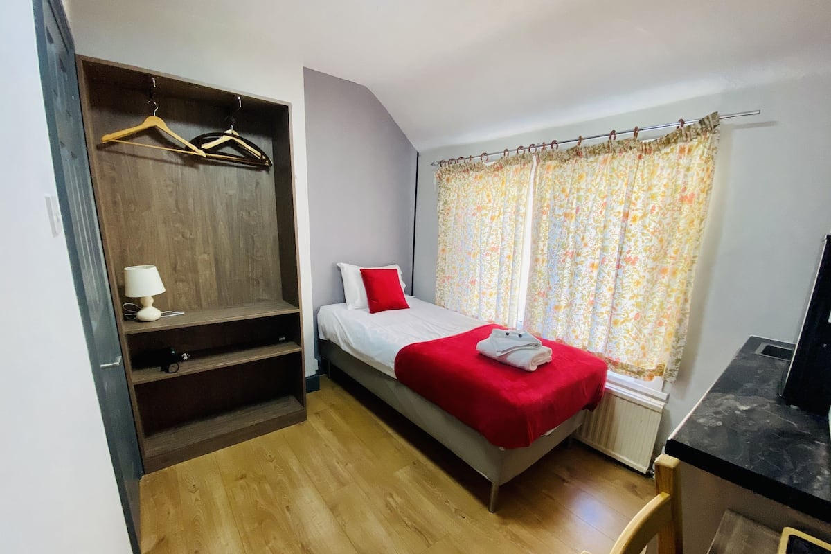 Single room with Ensuite | 1 bedroom, Egyptian cotton sheets, premium bedding, desk