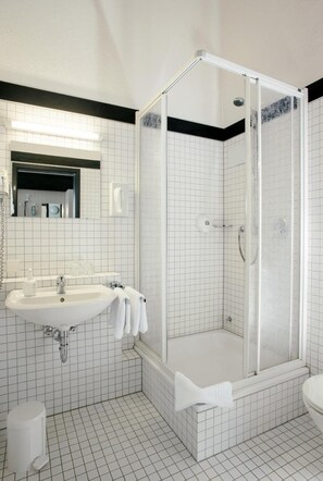 Een douche, handdoeken