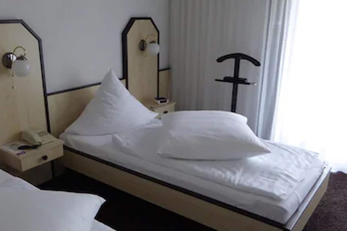 Single Room | Hypo-allergenic bedding, minibar, in-room safe, desk