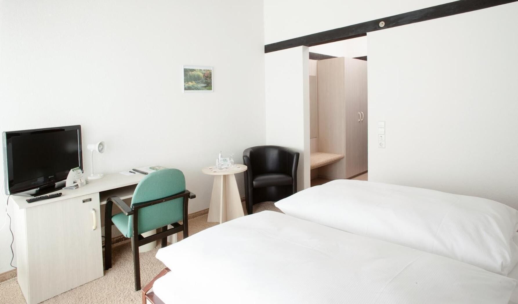 Allergikerbettwaren, Minibar, Zimmersafe, Schreibtisch