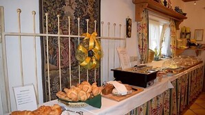 Montaje de bufé con diversas opciones de panadería y una guirnalda decorativa.