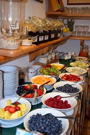 Ein Buffet mit verschiedenen Früchten und Getränken.