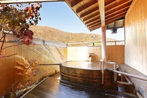 Spring water bathtub, free toiletries, towels