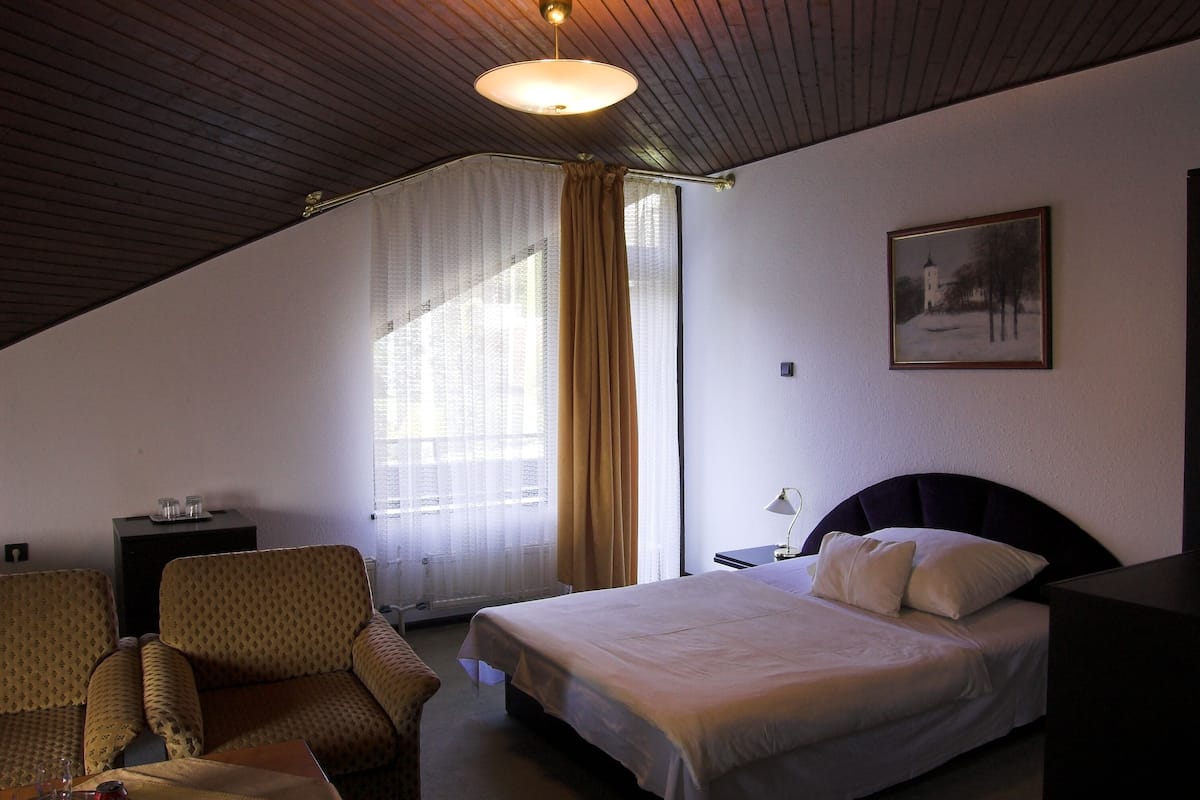 Een minibar, geluiddichte muren, gratis wifi, beddengoed