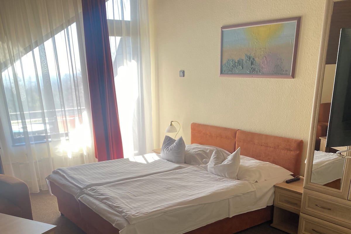 Minibar, soundproofing, free WiFi, bed sheets