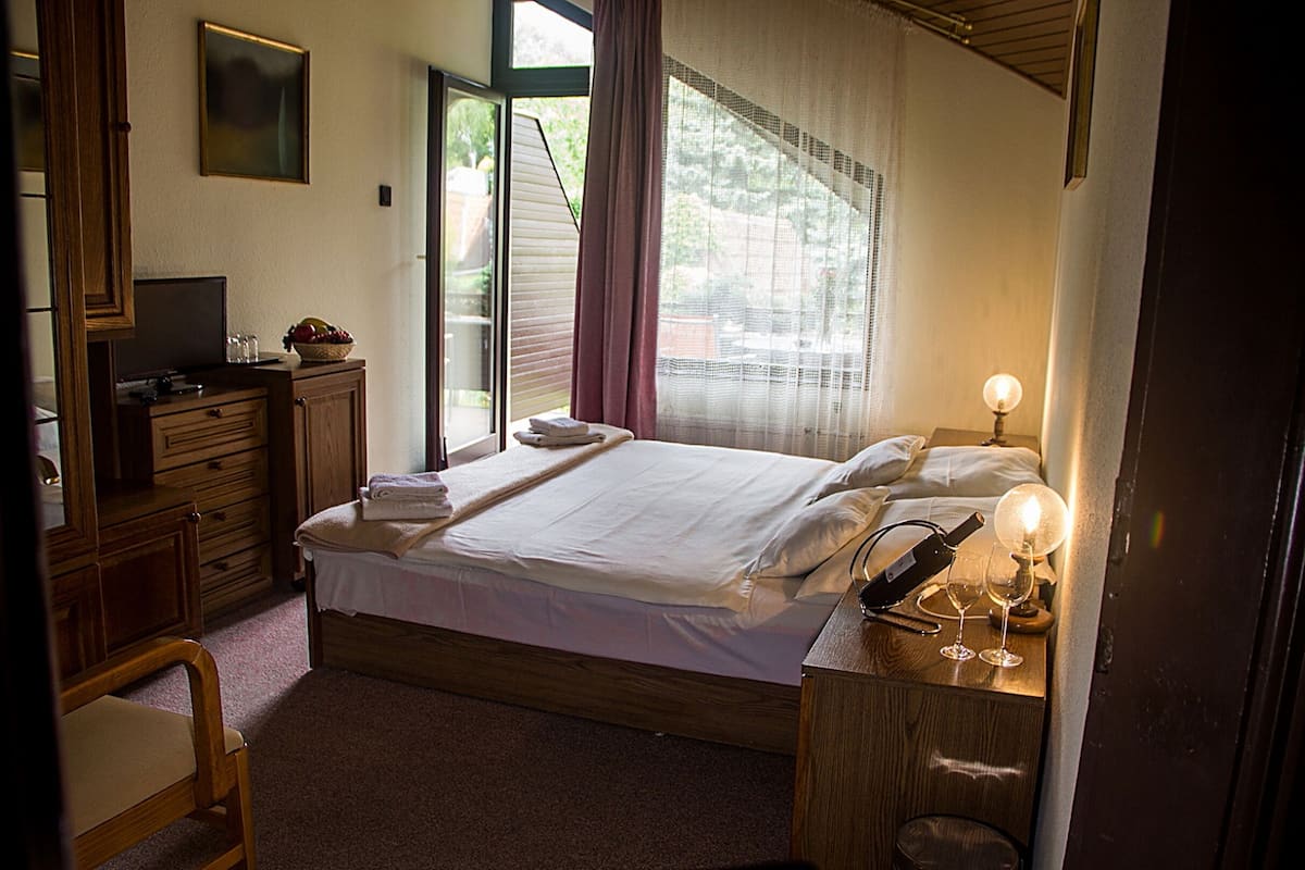 Standaard vierpersoonskamer | Een minibar, geluiddichte muren, gratis wifi, beddengoed