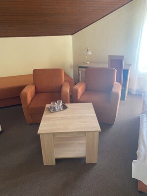 Habitación triple estándar | Minibar, insonorización, wifi gratis y ropa de cama 