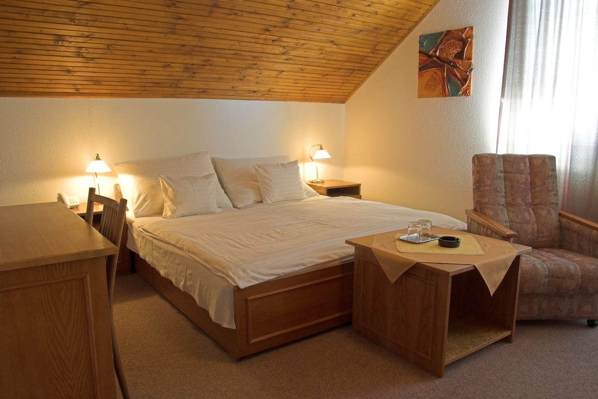 Een minibar, geluiddichte muren, gratis wifi, beddengoed