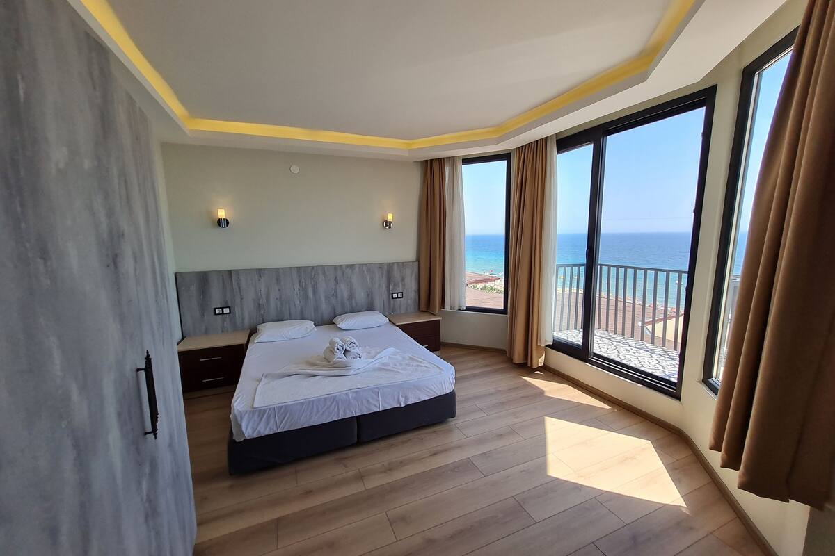 Exclusive Studio Suite, 1 Queen Bed, Sea View | Premium bedding, minibar, WiFi (free)
