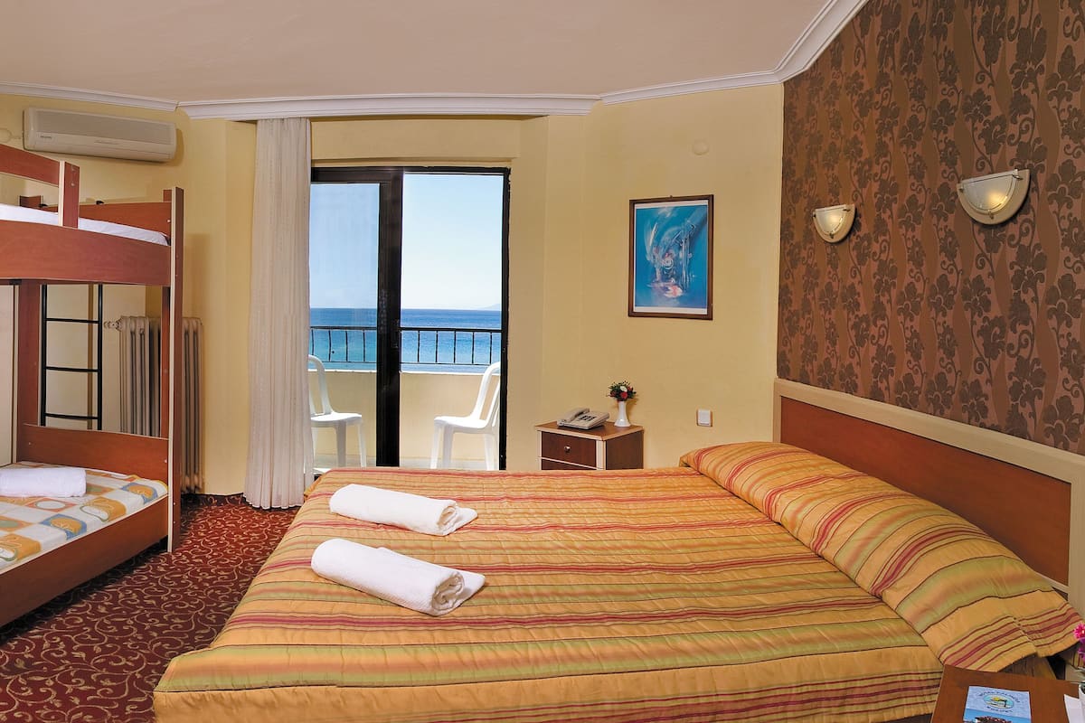 Chambre Familiale, vue mer | 1 chambre, literie de qualité supérieure, minibar, Wi-Fi gratuit