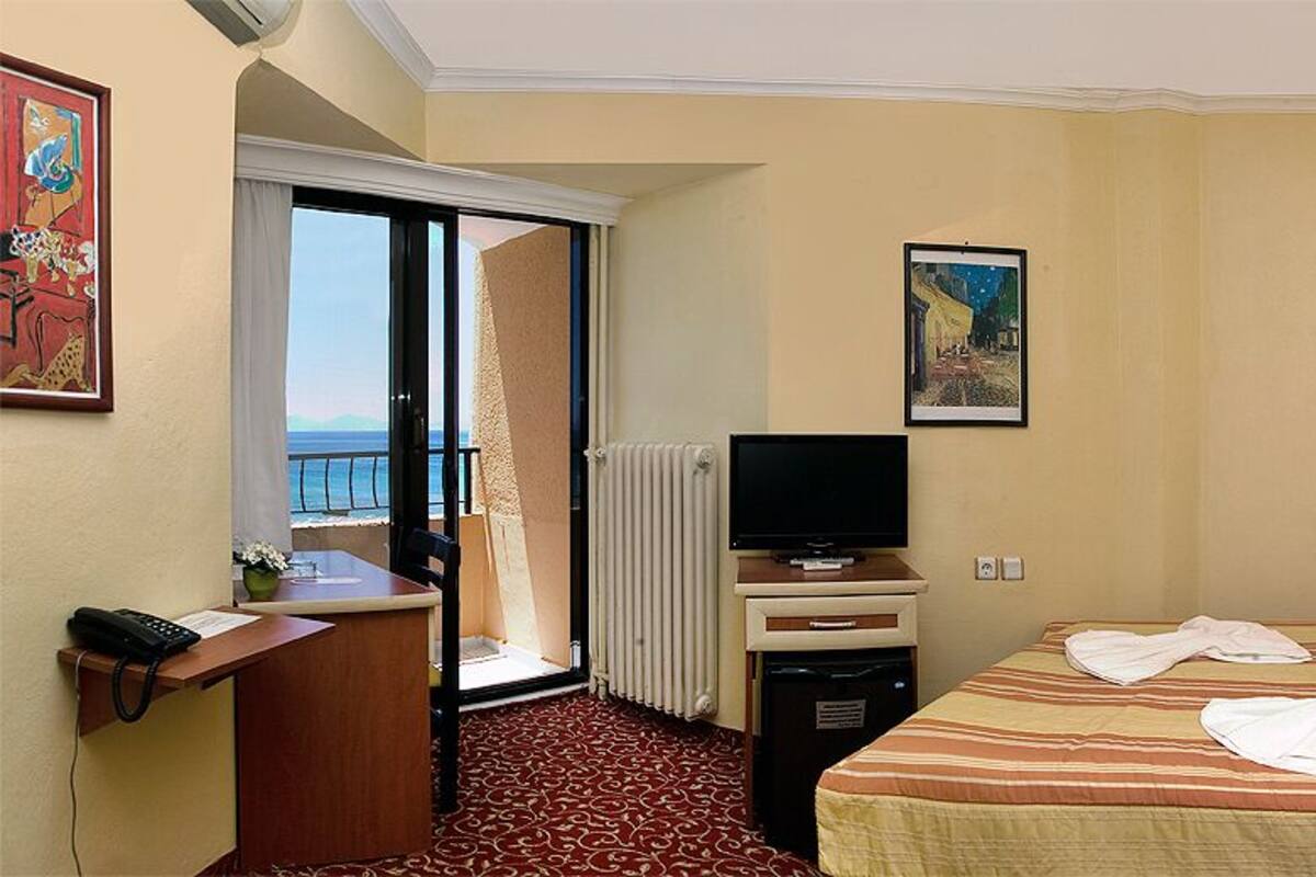 Premium bedding, minibar, WiFi (free)