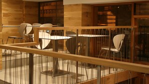 Een modern interieur met houten wandpanelen, een glazen leuning en eigentijdse meubels.