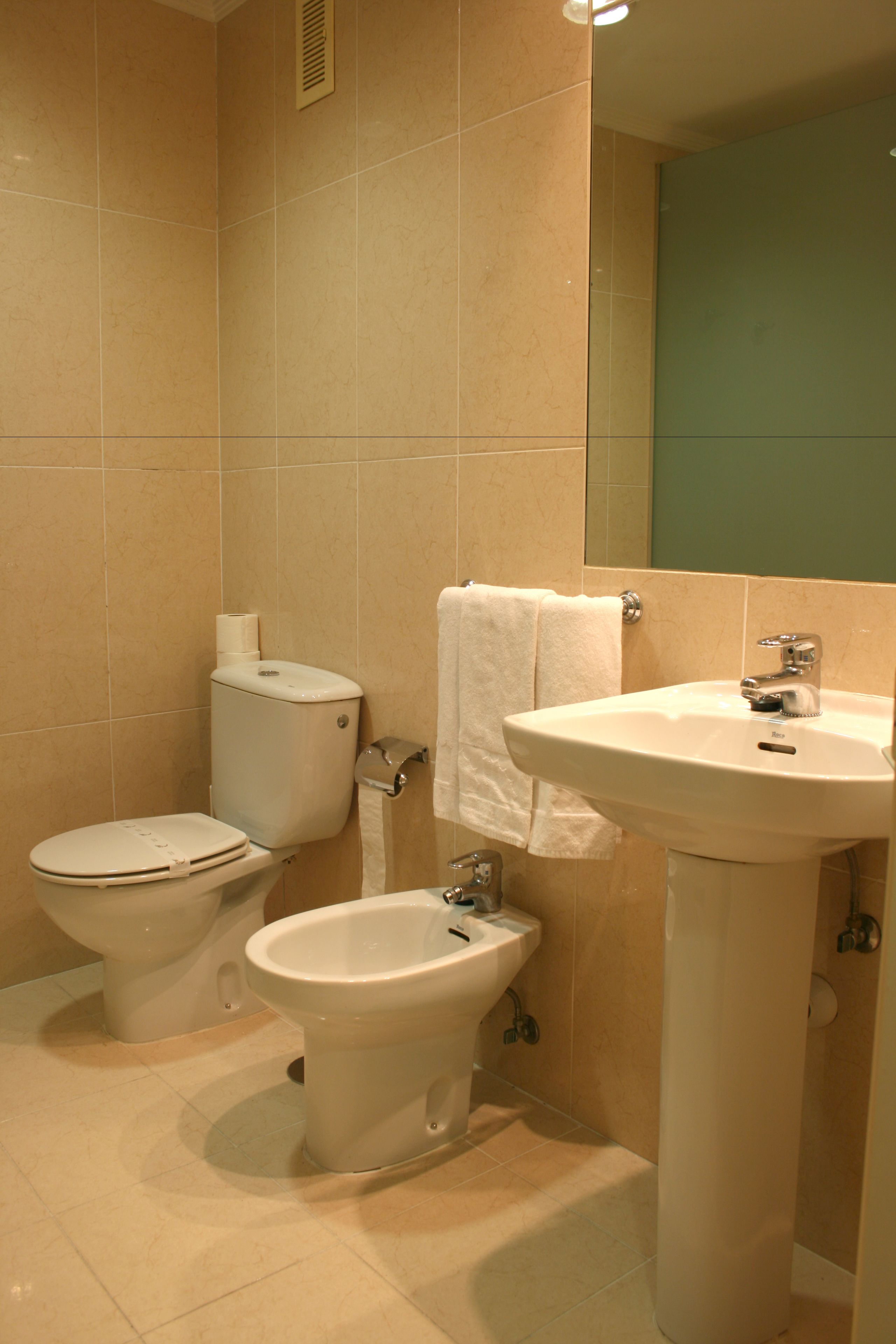 standard double room, 2 single beds | bathroom | free toiletries, hair dryer, towels