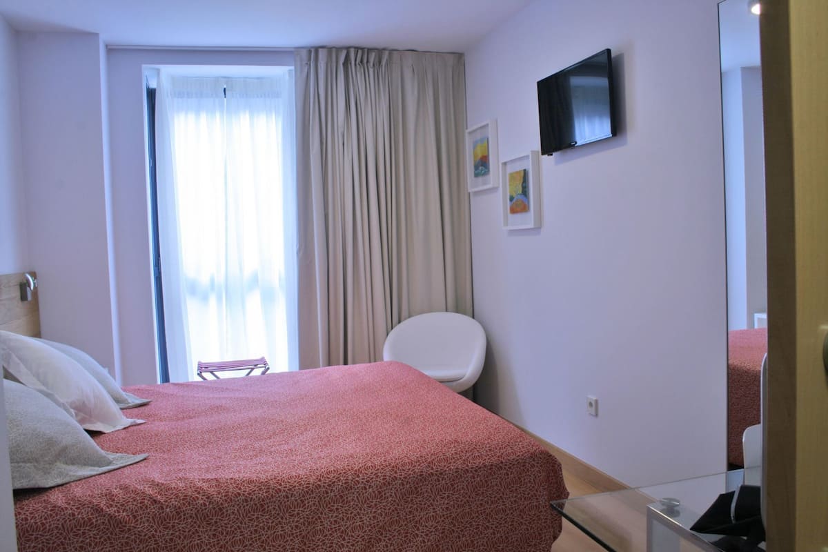 Caixa forta a l'habitació, escriptori i cortines opaques