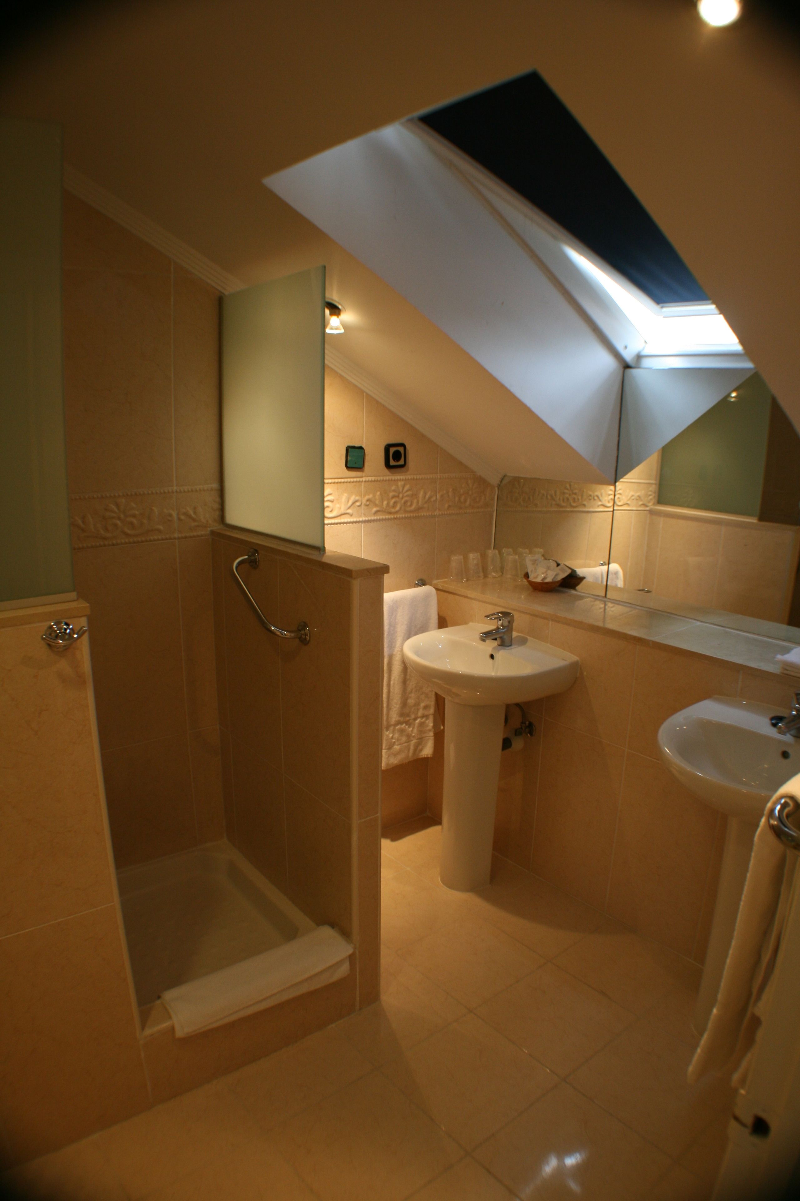 triple room | bathroom | free toiletries, hair dryer, towels
