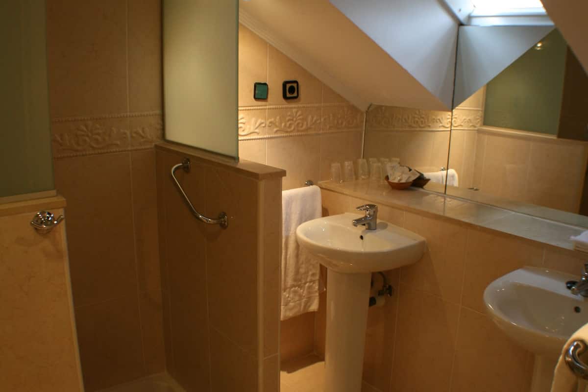 triple room | bathroom | free toiletries, hair dryer, towels
