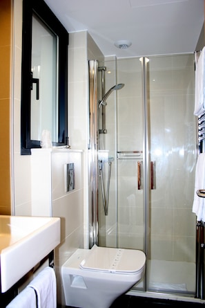 Superior Double Room, 1 Double Bed | Bathroom | Free toiletries, hair dryer, towels