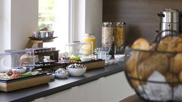 A breakfast buffet with various food items and beverages. - Hotel Central Wesseling (Wesseling)