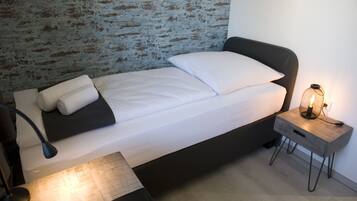 City-Doppel- oder -Zweibettzimmer | Verdunkelungsvorhänge, kostenloses WLAN, Bettwäsche