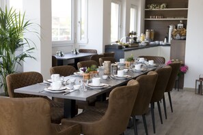 Tägliches Frühstücksbuffet gegen Gebühr