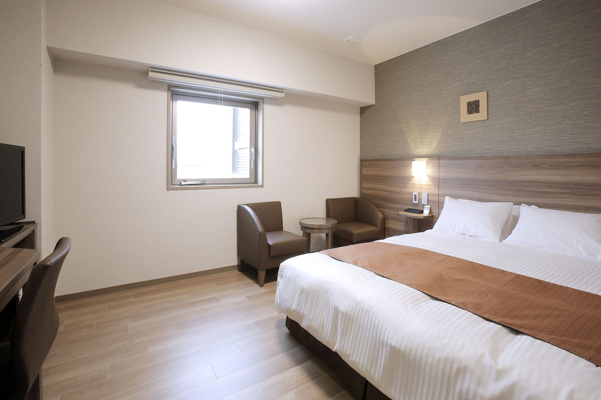 desk, soundproofing, iron/ironing board, cots/infant beds