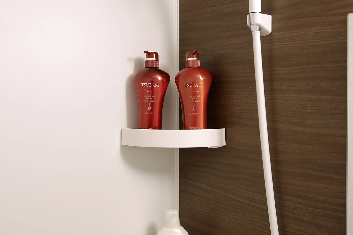 combined shower/bathtub, deep-soaking bathtub, free toiletries