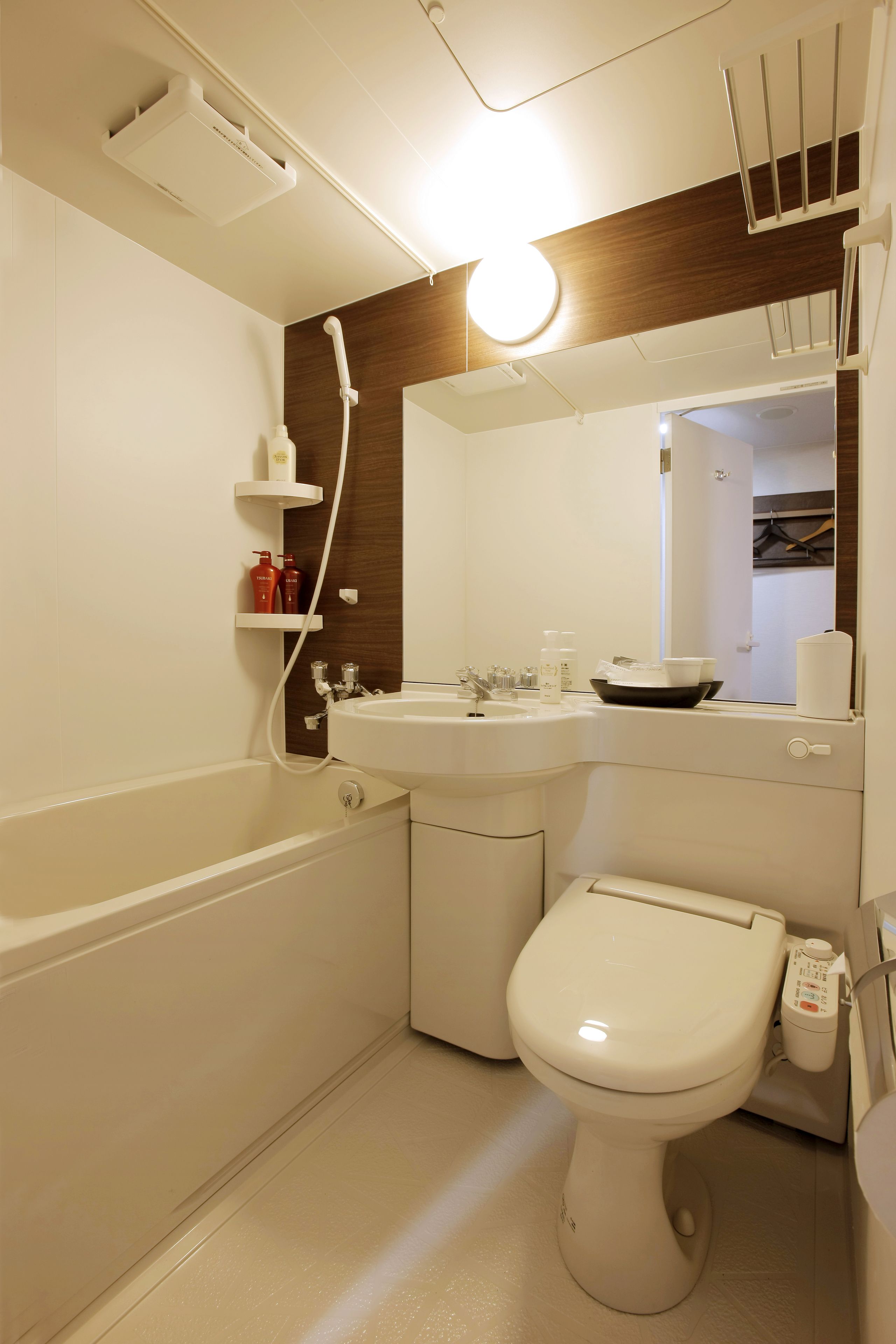 combined shower/bathtub, deep-soaking bathtub, free toiletries