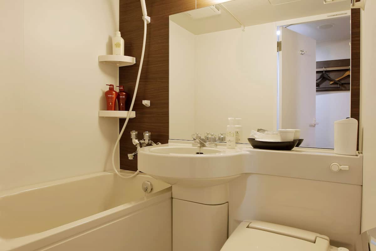 combined shower/bathtub, deep-soaking bathtub, free toiletries